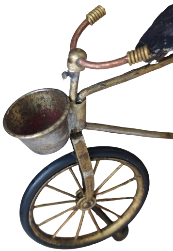 EL YAPIM MAKET BİSİKLET AHŞAP KAİDE ÜZERİNDE İKİ TEKERLEKLİ ÖNÜNDE SEPETİ BULUNAN BİSİKLET 