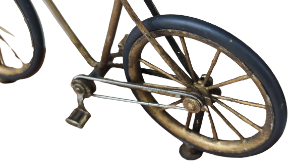 EL YAPIM MAKET BİSİKLET AHŞAP KAİDE ÜZERİNDE İKİ TEKERLEKLİ ÖNÜNDE SEPETİ BULUNAN BİSİKLET 