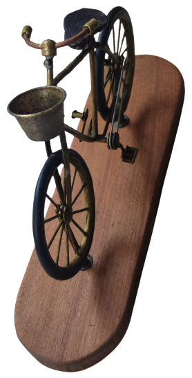 EL YAPIM MAKET BİSİKLET AHŞAP KAİDE ÜZERİNDE İKİ TEKERLEKLİ ÖNÜNDE SEPETİ BULUNAN BİSİKLET 