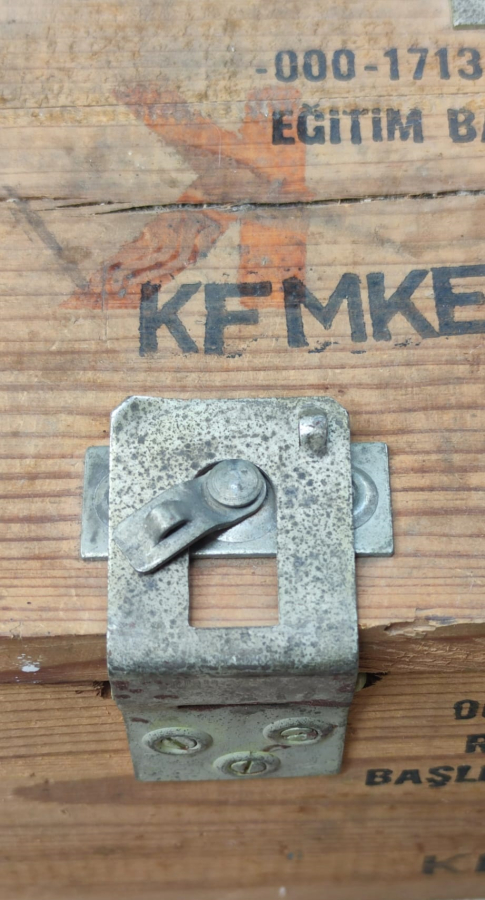 ASKERİ AHŞAP UFAK BOYDA CEPHANE SANDIGI KAPAKLI KENARLAR METAL TAKVİYELİ KİLİTLEME MANDALLI ANAHTAR TAKILABİLİR SİSTEMLİ
