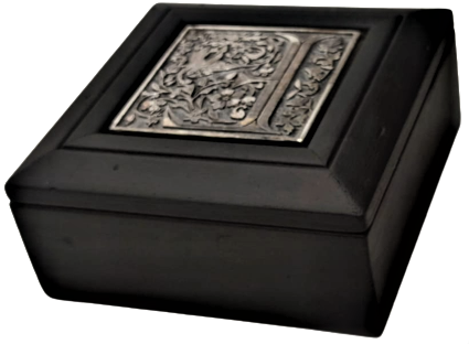 SİYAH MASİF KAPAKLI F HARFLI ÖZEL TASARIM  KAPAGI METALGÜMÜŞ KAPLAMA PLAKETLİ  İŞLEMELİ MUCEVHER TESBİH KUTUSU