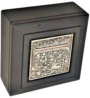 SİYAH MASİF KAPAKLI F HARFLI ÖZEL TASARIM  KAPAGI METALGÜMÜŞ KAPLAMA PLAKETLİ  İŞLEMELİ MUCEVHER TESBİH KUTUSU