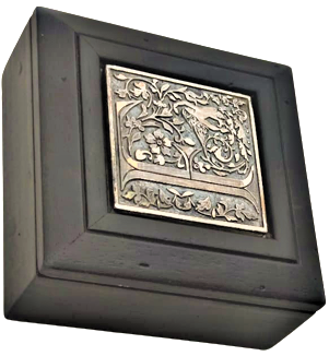 SİYAH MASİF KAPAKLI F HARFLI ÖZEL TASARIM  KAPAGI METALGÜMÜŞ KAPLAMA PLAKETLİ  İŞLEMELİ MUCEVHER TESBİH KUTUSU