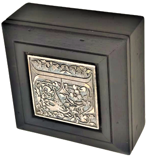 SİYAH MASİF KAPAKLI F HARFLI ÖZEL TASARIM  KAPAGI METALGÜMÜŞ KAPLAMA PLAKETLİ  İŞLEMELİ MUCEVHER TESBİH KUTUSU