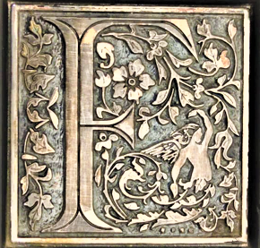 SİYAH MASİF KAPAKLI F HARFLI ÖZEL TASARIM  KAPAGI METALGÜMÜŞ KAPLAMA PLAKETLİ  İŞLEMELİ MUCEVHER TESBİH KUTUSU