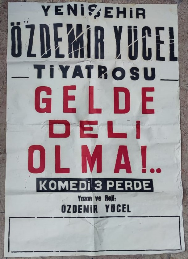 TİYATRO AFİŞİ  YENİŞEHİR ÖZDEMİR YUCEL TİYATROSU GELDE DELİ OLMA  KOMEDİ 3 PERDE YAZAN VE REJİ  ÖZDEMİR YUCEL