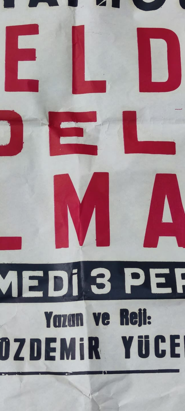 TİYATRO AFİŞİ  YENİŞEHİR ÖZDEMİR YUCEL TİYATROSU GELDE DELİ OLMA  KOMEDİ 3 PERDE YAZAN VE REJİ  ÖZDEMİR YUCEL