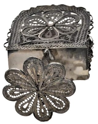 OSMANLI SAF GÜMÜŞ TELKARİ EL İŞCİLİKLİ CİCEK MOTİFLİ VE CİCEK AYAKLI  KİBRİTLİK 