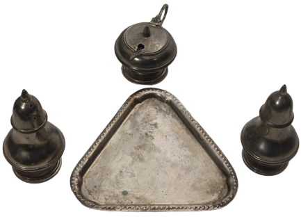 MASA ÜZERİ BAHARAT TAKIMI ÜCGEN FORMDA TEPSİ TUZLUK BİBERLİK VE KAŞIKLI KAPAKLI SOSLUK  4 PARCA GÜMÜŞ KAPLAMA