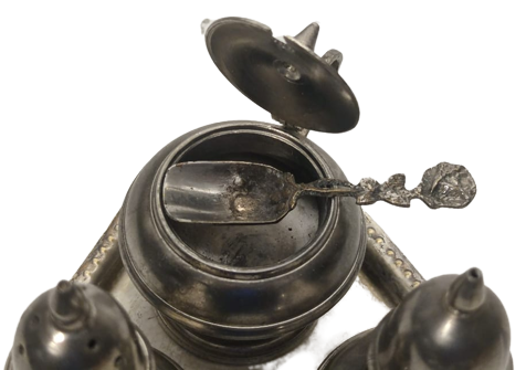 MASA ÜZERİ BAHARAT TAKIMI ÜCGEN FORMDA TEPSİ TUZLUK BİBERLİK VE KAŞIKLI KAPAKLI SOSLUK  4 PARCA GÜMÜŞ KAPLAMA