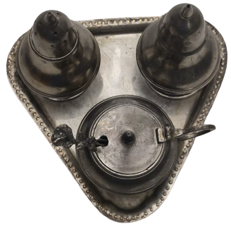 MASA ÜZERİ BAHARAT TAKIMI ÜCGEN FORMDA TEPSİ TUZLUK BİBERLİK VE KAŞIKLI KAPAKLI SOSLUK  4 PARCA GÜMÜŞ KAPLAMA