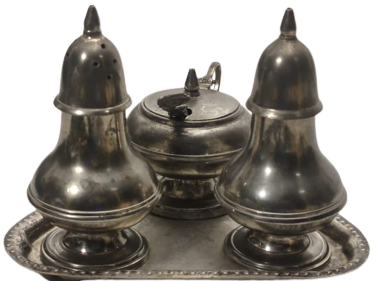 MASA ÜZERİ BAHARAT TAKIMI ÜCGEN FORMDA TEPSİ TUZLUK BİBERLİK VE KAŞIKLI KAPAKLI SOSLUK  4 PARCA GÜMÜŞ KAPLAMA