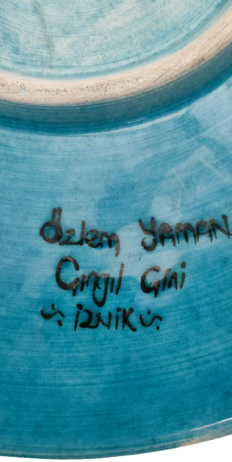 İZNİK EL CİZİM EL BOYAMA MAVİ ZEMİNE SİYAH CALIŞMA SANATCI ÖZLEM YAMAN CILGIL CİNİ İZNİK İMZALI OSMANLI TİPLER TEMALI DUVAR TABAGI