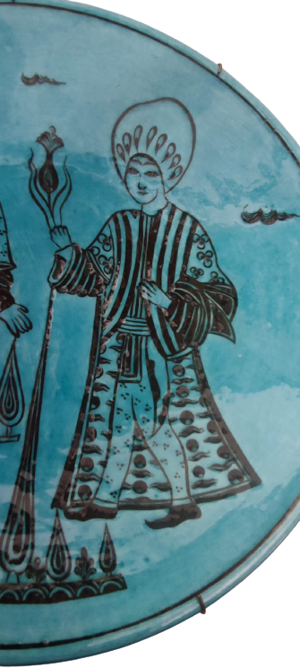 İZNİK EL CİZİM EL BOYAMA MAVİ ZEMİNE SİYAH CALIŞMA SANATCI ÖZLEM YAMAN CILGIL CİNİ İZNİK İMZALI OSMANLI TİPLER TEMALI DUVAR TABAGI