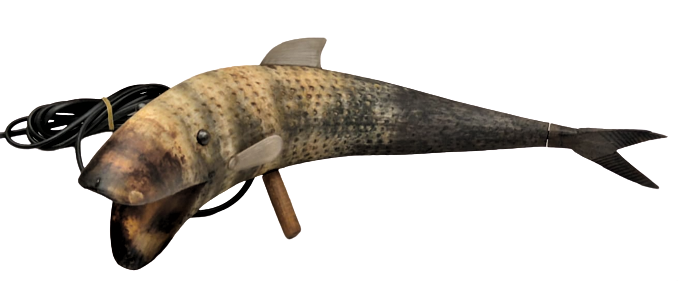 HAPISHANE İŞİ, MAHKUMLARIN  BOYNUZDAN YAPILMA BALIK FORMUNDA TASARLANMIŞ  GECE LAMBASI KURRUK YUZGEC VE AHŞAP KAİDELİ 