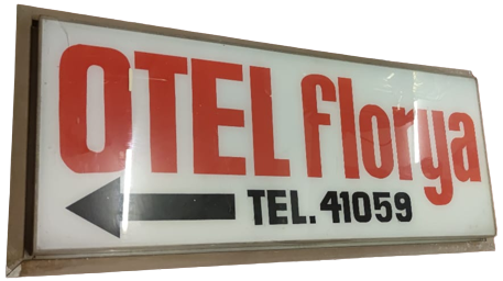 1970 HOTEL FLORYA BEYAZ FİBERGLASS ÜZERİNE KIRMIZI VE SİYAH RENKLER TELEFON NUMARALI OK İŞARETLİ HOTEL YERİ TARİFİ TABELASI 