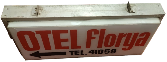 1970 HOTEL FLORYA BEYAZ FİBERGLASS ÜZERİNE KIRMIZI VE SİYAH RENKLER TELEFON NUMARALI OK İŞARETLİ HOTEL YERİ TARİFİ TABELASI 