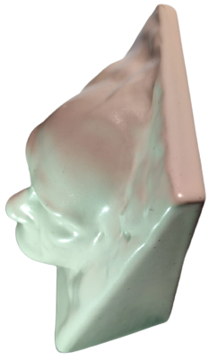 ECZACIBAŞI SERAMİK EGİMLİ YATAY OLARAK DÖKÜLMÜŞ ATATÜRK BÜST ROLYEF BEYAZ ÜCGEN FORMDA MASA ÜZERİ BUST 