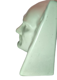 ECZACIBAŞI SERAMİK EGİMLİ YATAY OLARAK DÖKÜLMÜŞ ATATÜRK BÜST ROLYEF BEYAZ ÜCGEN FORMDA MASA ÜZERİ BUST 