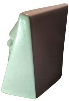 ECZACIBAŞI SERAMİK EGİMLİ YATAY OLARAK DÖKÜLMÜŞ ATATÜRK BÜST ROLYEF BEYAZ ÜCGEN FORMDA MASA ÜZERİ BUST 