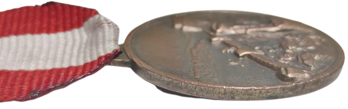 KIRMIZI BEYAZ KURDELALI BRONZ BİR YÜZÜ MUSTAFA KEMAL ATATÜRK DİGER YÜZÜ İSTANBUL RUMELİ HİSARI HATIRASI KABARTMA MADALYA