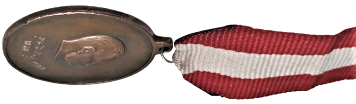 KIRMIZI BEYAZ KURDELALI BRONZ BİR YÜZÜ MUSTAFA KEMAL ATATÜRK DİGER YÜZÜ İSTANBUL RUMELİ HİSARI HATIRASI KABARTMA MADALYA