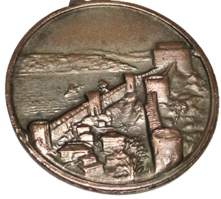 KIRMIZI BEYAZ KURDELALI BRONZ BİR YÜZÜ MUSTAFA KEMAL ATATÜRK DİGER YÜZÜ İSTANBUL RUMELİ HİSARI HATIRASI KABARTMA MADALYA