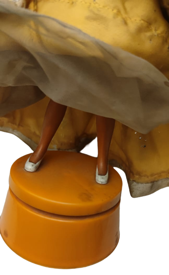 1960 LATERNALI MÜZİKLE DÖNEREK DANS EDEN İSPANYOL BEBEK  BALERİN ELBİSELİ  ALT KAİDESİ CEVRİLEREK KURULMAKTADIR