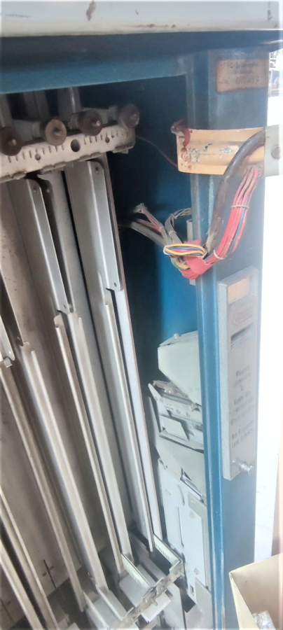 1920 LUMET ZİGARETTEN  AUOTOMAT METAL GÖVDE  BEŞ CEŞİT SİGARA SATIŞI SUNAN 2 MARK İLE CALISAN OTOMATİK  SIGARA SATIŞ MAKİNESİ