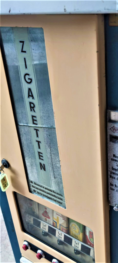 1920 LUMET ZİGARETTEN  AUOTOMAT METAL GÖVDE  BEŞ CEŞİT SİGARA SATIŞI SUNAN 2 MARK İLE CALISAN OTOMATİK  SIGARA SATIŞ MAKİNESİ