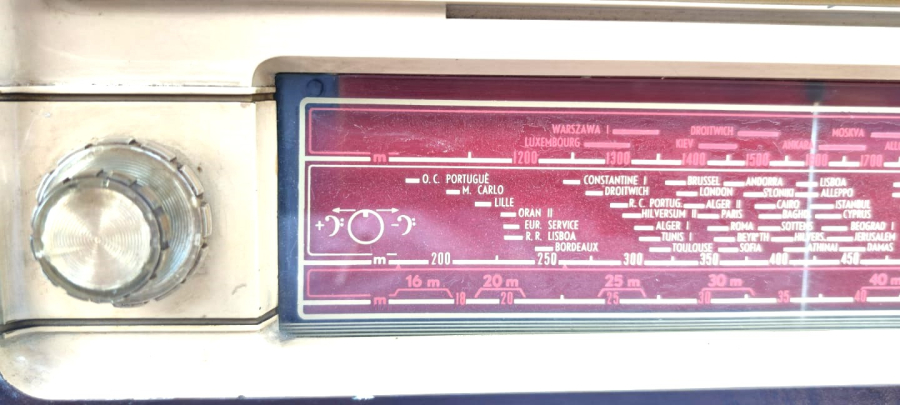 1950 PHİLİPS TUBE RADİO KAHVERENGİ BAKALİT KASA LAMBALI ÜC BANT ORTA UZUN KISA DALGA  RADYO 