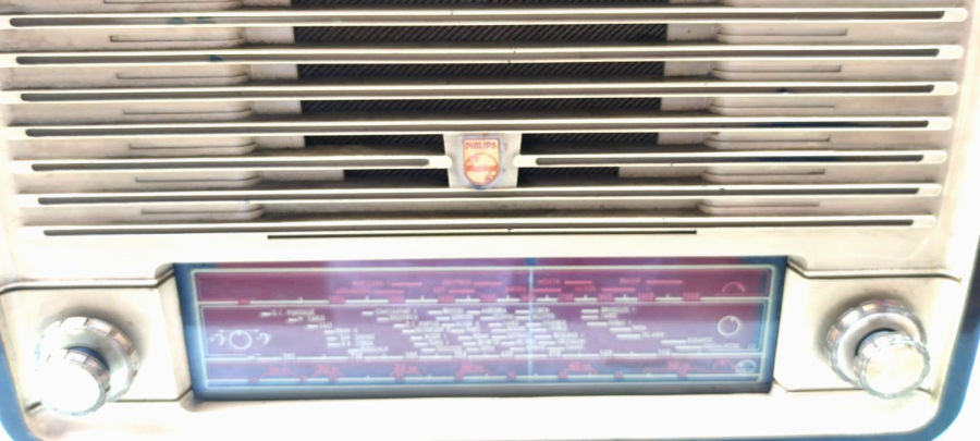 1950 PHİLİPS TUBE RADİO KAHVERENGİ BAKALİT KASA LAMBALI ÜC BANT ORTA UZUN KISA DALGA  RADYO 