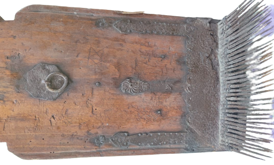 OSMANLI AHŞAP CELİK DÖGME CİVİLİ TARAK HALI DÖKUMADA KULLANILAN  YÜN İP YAPILAN AHŞABI TENEKE SÜSLEMELİ  CİVİLİ YÜN TARAGI