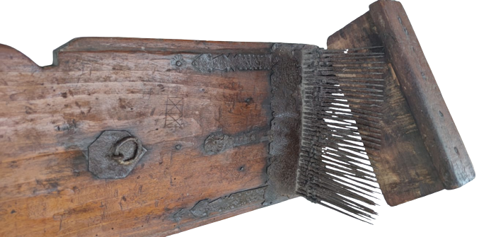 OSMANLI AHŞAP CELİK DÖGME CİVİLİ TARAK HALI DÖKUMADA KULLANILAN  YÜN İP YAPILAN AHŞABI TENEKE SÜSLEMELİ  CİVİLİ YÜN TARAGI