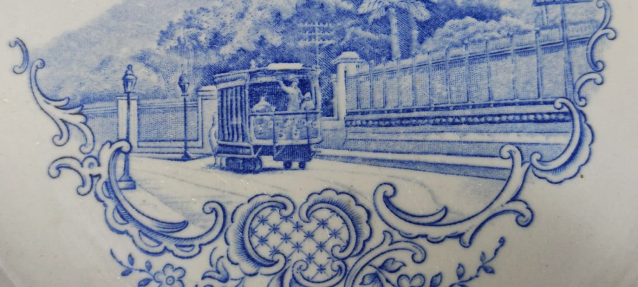 1800 CORCOVADO PORSELEN DUVAR TABAGİ BEYAZ MAVİ ZEMİNDE VAGONDA GİDENLER 