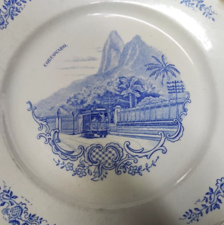 1800 CORCOVADO PORSELEN DUVAR TABAGİ BEYAZ MAVİ ZEMİNDE VAGONDA GİDENLER 