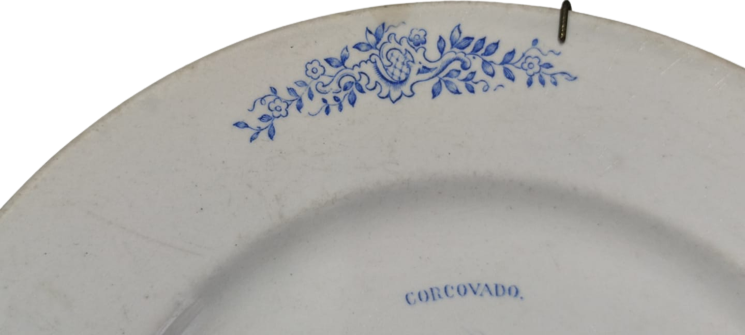 1800 CORCOVADO PORSELEN DUVAR TABAGİ BEYAZ MAVİ ZEMİNDE VAGONDA GİDENLER 