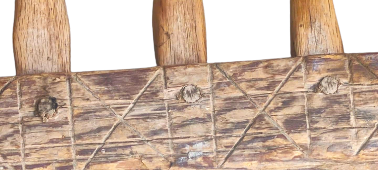 AHŞAP OLDUKCA BUYUK BOYDA  HARMAN YERİ TIRMIK TAMAMIELDE AHŞAPDAN GECME VE HİÇ CİVİ KULLANILMADAN YAPILMIŞTIR 