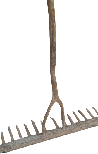 AHŞAP OLDUKCA BUYUK BOYDA  HARMAN YERİ TIRMIK TAMAMIELDE AHŞAPDAN GECME VE HİÇ CİVİ KULLANILMADAN YAPILMIŞTIR 