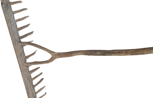 AHŞAP OLDUKCA BUYUK BOYDA  HARMAN YERİ TIRMIK TAMAMIELDE AHŞAPDAN GECME VE HİÇ CİVİ KULLANILMADAN YAPILMIŞTIR 