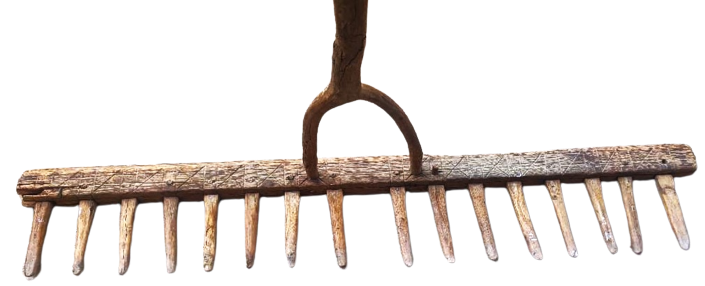 AHŞAP OLDUKCA BUYUK BOYDA  HARMAN YERİ TIRMIK TAMAMIELDE AHŞAPDAN GECME VE HİÇ CİVİ KULLANILMADAN YAPILMIŞTIR 