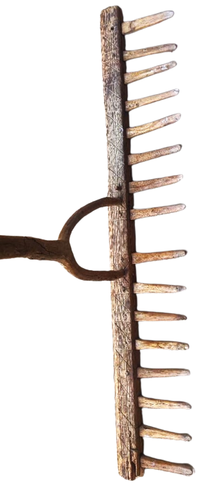 AHŞAP OLDUKCA BUYUK BOYDA  HARMAN YERİ TIRMIK TAMAMIELDE AHŞAPDAN GECME VE HİÇ CİVİ KULLANILMADAN YAPILMIŞTIR 