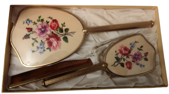 1970 AYNA TARAK FIRCA MADEIN FRANCE TAM TAKIM KARTON KUTUSUNDA AYNA VE FIRCADA ÜZERLERİ EL İŞLEME KANEVİCE İŞİ