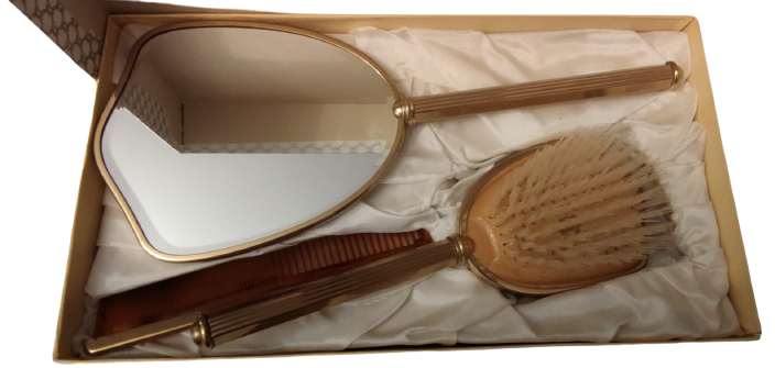 1970 AYNA TARAK FIRCA MADEIN FRANCE TAM TAKIM KARTON KUTUSUNDA AYNA VE FIRCADA ÜZERLERİ EL İŞLEME KANEVİCE İŞİ