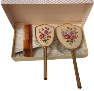 1970 AYNA TARAK FIRCA MADEIN FRANCE TAM TAKIM KARTON KUTUSUNDA AYNA VE FIRCADA ÜZERLERİ EL İŞLEME KANEVİCE İŞİ