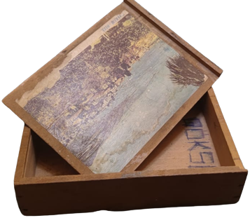 CAYKUR RİZE CAYI AHŞAP BOŞ KUTU SÜRGÜLÜ KAPAKLI  CİF TARAFINDA ÜZERİNE YAPIŞTIRMA KAGIT  RİZENİN UZAKTAN GÖRÜNÜŞÜ 