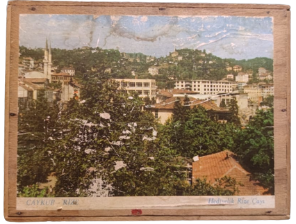 CAYKUR RİZE CAYI AHŞAP BOŞ KUTU SÜRGÜLÜ KAPAKLI  CİF TARAFINDA ÜZERİNE YAPIŞTIRMA KAGIT  RİZENİN UZAKTAN GÖRÜNÜŞÜ 