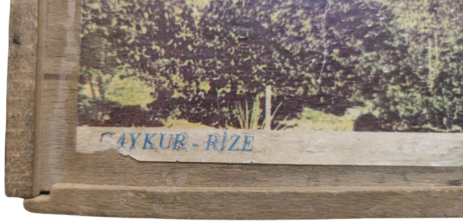 CAYKUR RİZE CAYI AHŞAP BOŞ KUTU SÜRGÜLÜ KAPAKLI  CİF TARAFINDA ÜZERİNE YAPIŞTIRMA KAGIT  RİZENİN UZAKTAN GÖRÜNÜŞÜ 