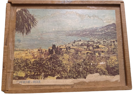 CAYKUR RİZE CAYI AHŞAP BOŞ KUTU SÜRGÜLÜ KAPAKLI  CİF TARAFINDA ÜZERİNE YAPIŞTIRMA KAGIT  RİZENİN UZAKTAN GÖRÜNÜŞÜ 