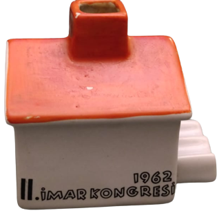 1962 İKİNCİ İMAR KÖNGRESİ ECZACI FABRİKASI BAŞI SERAMİK  EV ŞEKLİNDE BACALI KÜLLÜK ECZACIBAŞI DAMGALI SERAMİK KÜLTABLASI